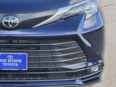 Used 2026 Toyota Sienna XLE FWD image 4