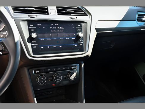Used 2020 Volkswagen Tiguan SE AWD/4WD image 20