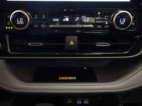 Used 2023 Toyota Highlander Limited FWD image 21