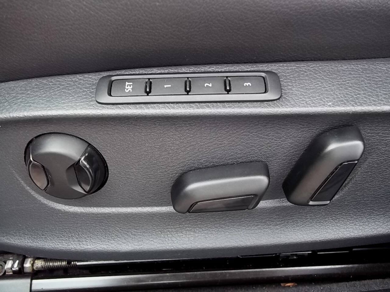 Used 2012 Volkswagen Passat 2.5 SEL FWD image 14
