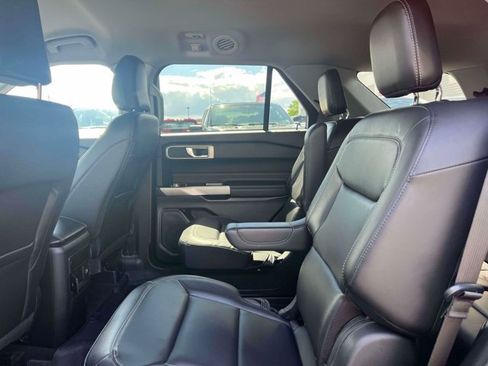 Used 2023 Ford Explorer XLT w/ Equipment Group 202A AWD/4WD image 17