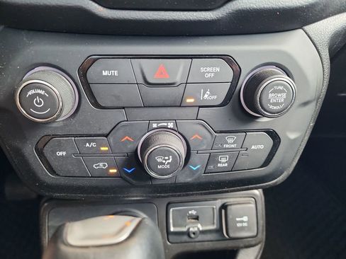 Used 2023 Jeep Renegade Trailhawk AWD/4WD image 29