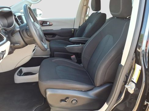 Used 2023 Chrysler Voyager LX FWD image 25
