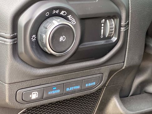 Certified 2024 Jeep Wrangler Unlimited Sahara w/ Technology Group AWD/4WD image 30