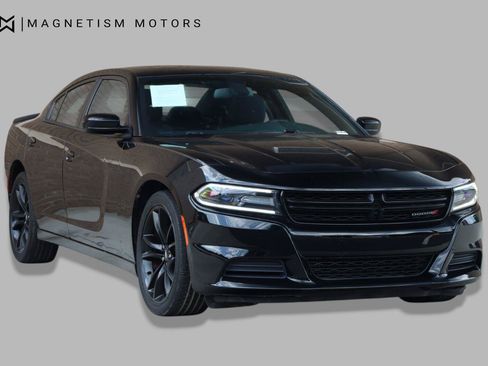 Used 2017 Dodge Charger SE w/ Power Sunroof Group RWD image 4