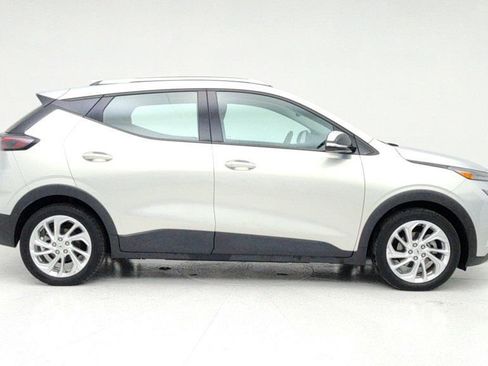 Used 2023 Chevrolet Bolt EUV LT w/ Comfort Package image 4