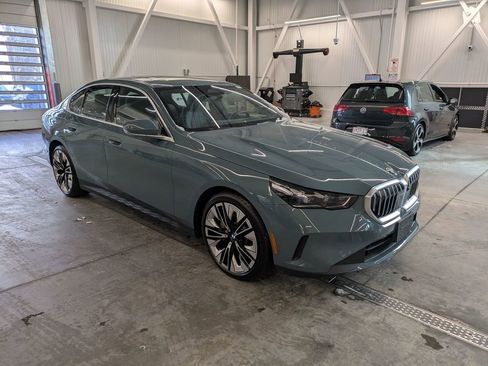 Certified 2025 BMW 530i xDrive w/ Premium Package image 1