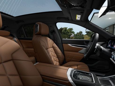 Used 2025 BMW 760i xDrive w/ Executive Package image 42