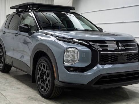 Used 2025 Mitsubishi Outlander AWD image 4