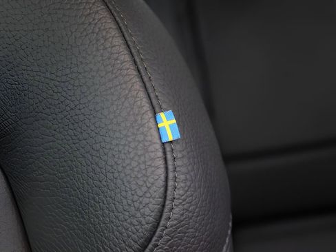 Used 2025 Volvo XC60 B5 Plus AWD/4WD image 32