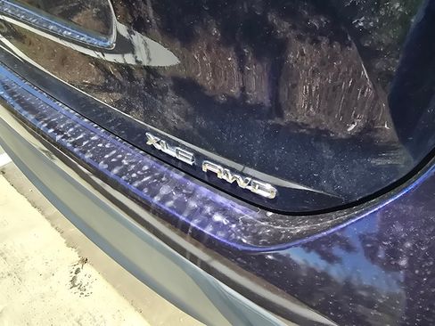 Used 2021 Toyota Highlander XLE AWD/4WD image 10
