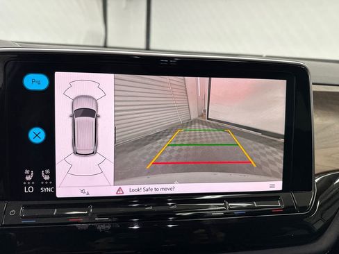 Used 2025 Volkswagen Atlas SE image 31