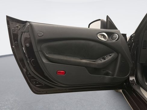 Used 2017 Nissan 370Z Touring image 9