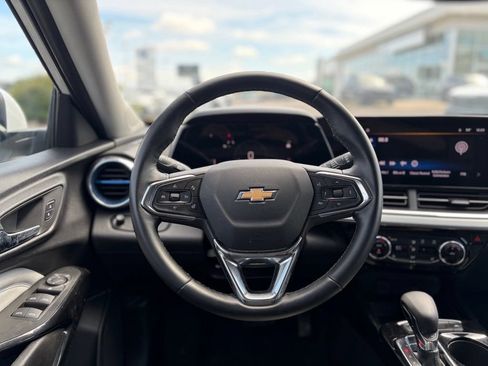 Used 2025 Chevrolet Trax LT w/ LT Convenience Package FWD image 21