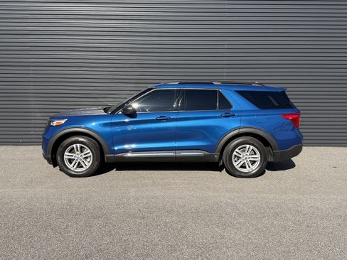 Used 2023 Ford Explorer XLT w/ Equipment Group 202A image 2