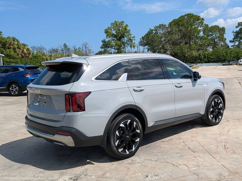 Certified 2025 Kia Sorento SX FWD image 7