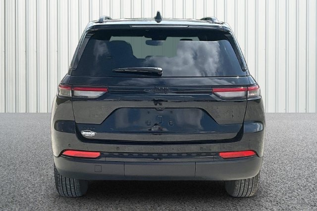 Used 2024 Jeep Grand Cherokee Altitude AWD/4WD image 4