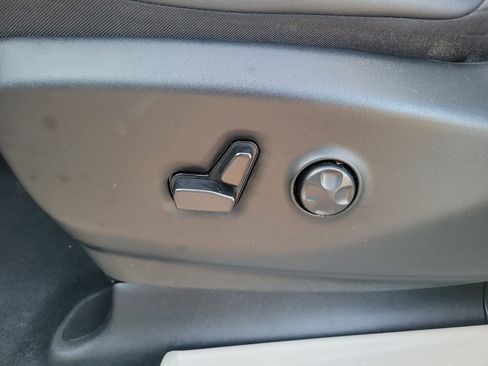 Used 2024 Chrysler Pacifica Touring-L image 12