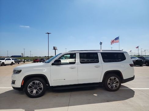 Used 2024 Jeep Wagoneer L Series II w/ Flexible Seating Group image 5