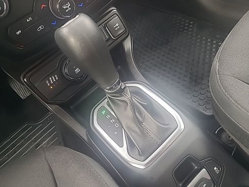 Used 2023 Jeep Renegade Latitude w/ Premium Group image 15