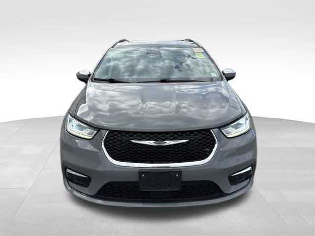 Used 2023 Chrysler Pacifica Limited w/ Uconnect Theater Family Group FWD image 3