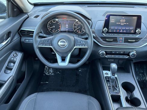 Used 2025 Nissan Altima 2.5 SV FWD image 34