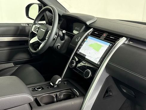 Certified 2025 Land Rover Discovery Dynamic SE image 30
