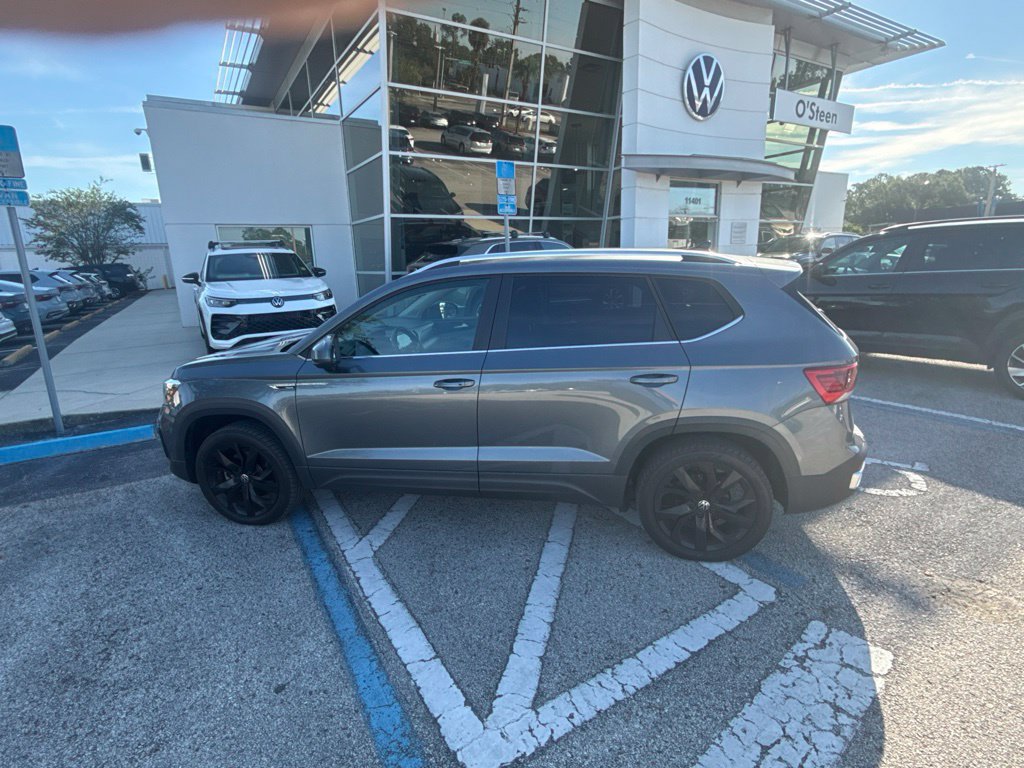 Certified 2024 Volkswagen Taos SE w/ Panoramic Sunroof Package FWD image 11