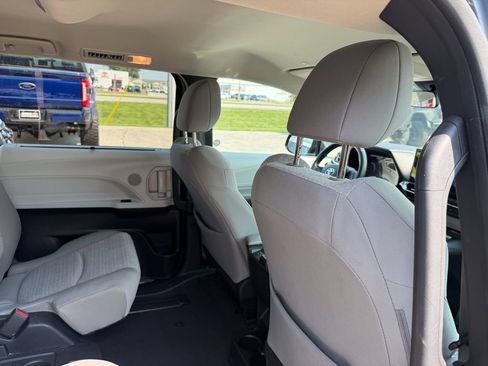 Used 2025 Toyota Sienna LE FWD image 18