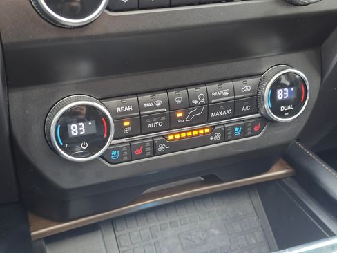 Used 2019 Ford Expedition Platinum image 18