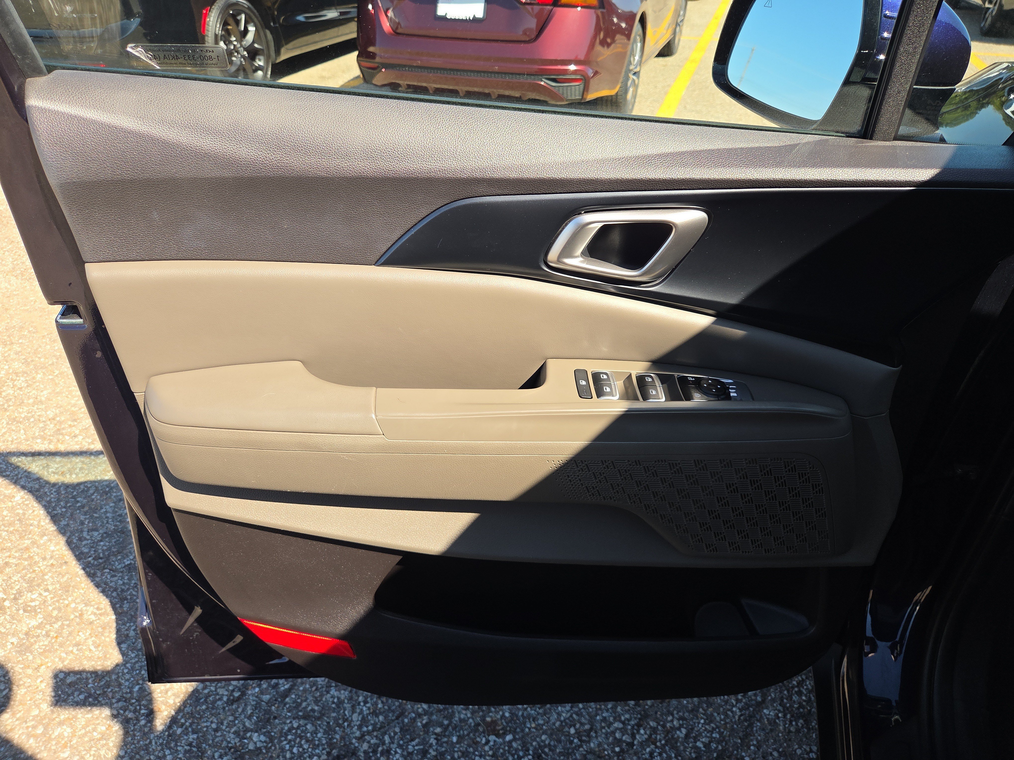 Used 2025 Kia Carnival FWD image 6