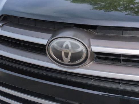 Used 2018 Toyota Highlander XLE FWD image 12