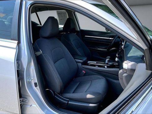 Used 2023 Nissan Altima 2.5 SV FWD image 29