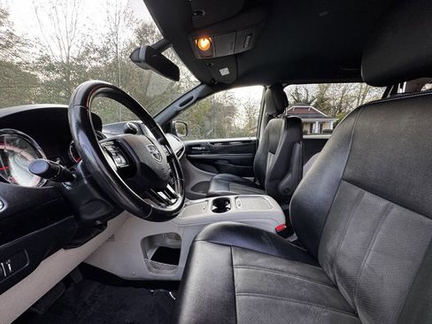 Used 2019 Dodge Grand Caravan SXT image 11