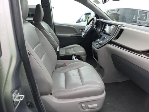 Used 2020 Toyota Sienna XLE image 7