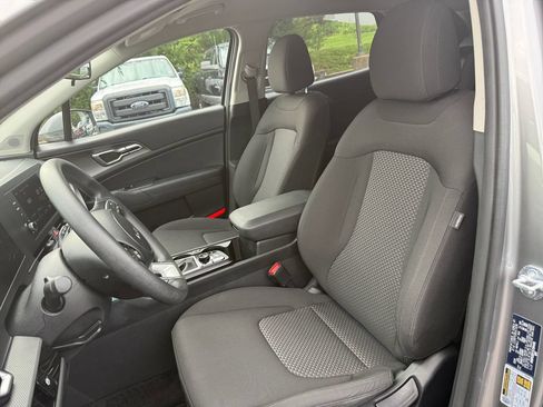 Used 2025 Kia Sportage LX FWD image 16