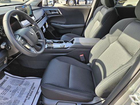 New 2026 Mitsubishi Outlander ES image 7