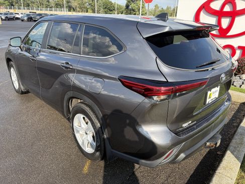 Used 2023 Toyota Highlander LE AWD/4WD image 6