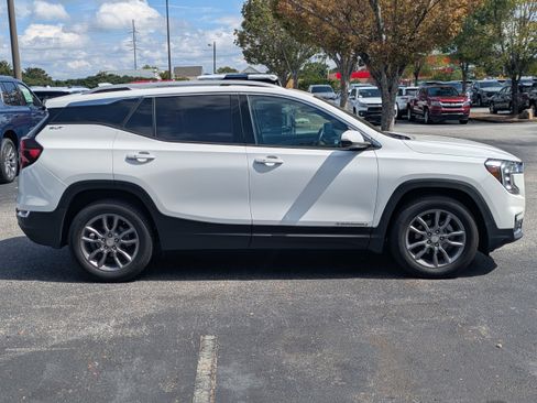 Used 2022 GMC Terrain SLT w/ Infotainment Package II image 3