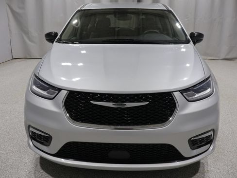 Used 2024 Chrysler Pacifica Touring-L FWD image 6