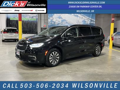Used 2024 Chrysler Pacifica Select
