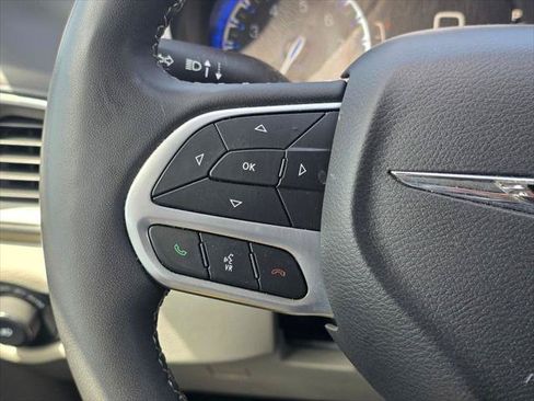 Certified 2024 Chrysler Pacifica Touring-L FWD image 35