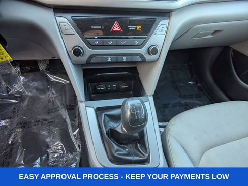 Used 2017 Hyundai Elantra SE image 29