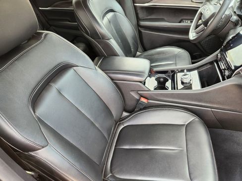 Used 2023 Jeep Grand Cherokee Limited AWD/4WD image 18