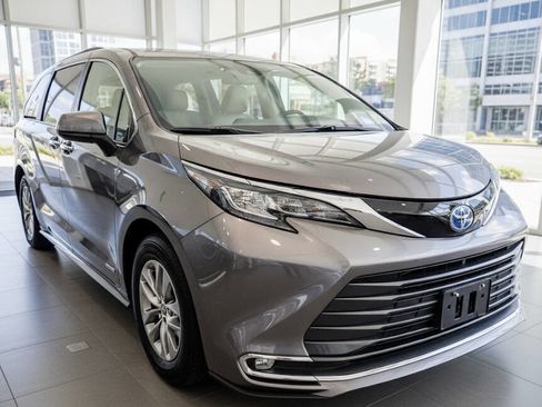 Used 2021 Toyota Sienna XLE image 1