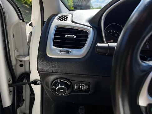 Used 2019 Jeep Compass Latitude w/ Popular Equipment Group AWD/4WD image 11