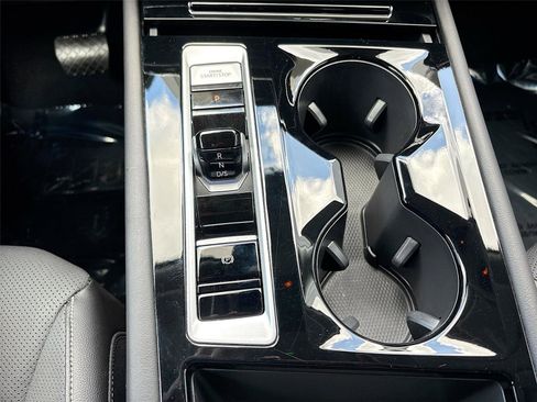 Used 2025 Volkswagen Atlas SE image 16