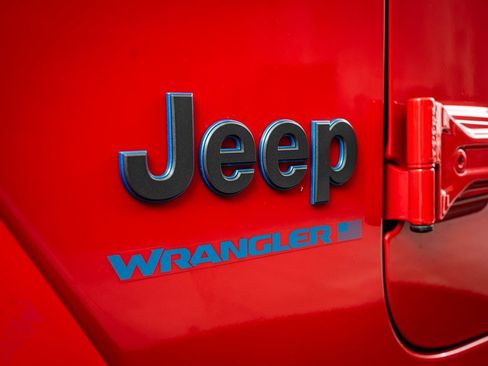 Used 2024 Jeep Wrangler Unlimited image 9