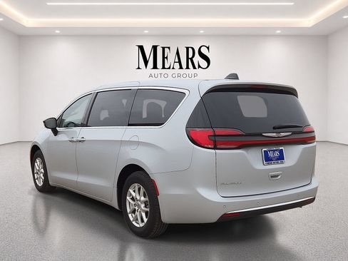 Used 2024 Chrysler Pacifica Touring-L FWD image 3