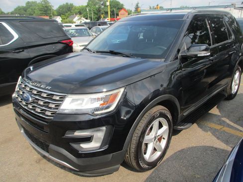 Used 2017 Ford Explorer XLT w/ Equipment Group 202A AWD/4WD image 3